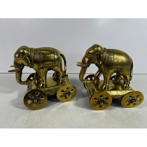 16 - Pair of heavy brass elephant ornaments on wheels, 15cms in height