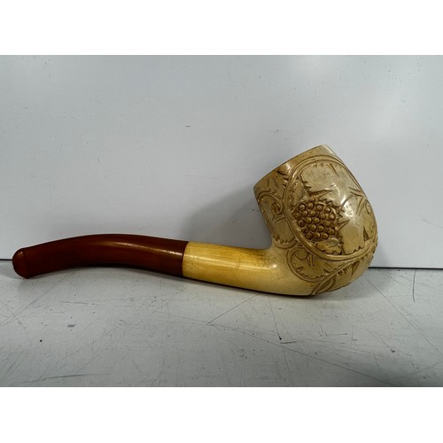 71 - 3 Vintage and novelty pipes