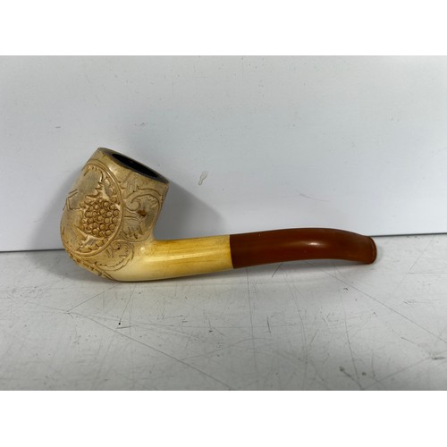 71 - 3 Vintage and novelty pipes