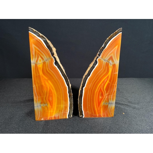 95 - Polished agate bookends and agate slice, largest being 16cms tall