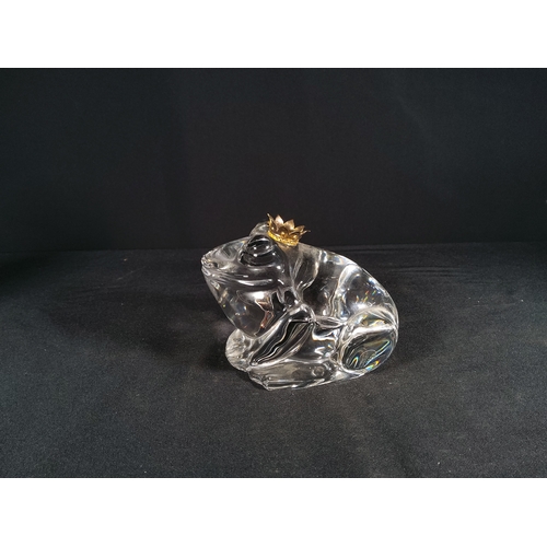 147 - Large glass frog with crown, marked 1988 FM, 10 x 13cms