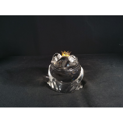 147 - Large glass frog with crown, marked 1988 FM, 10 x 13cms