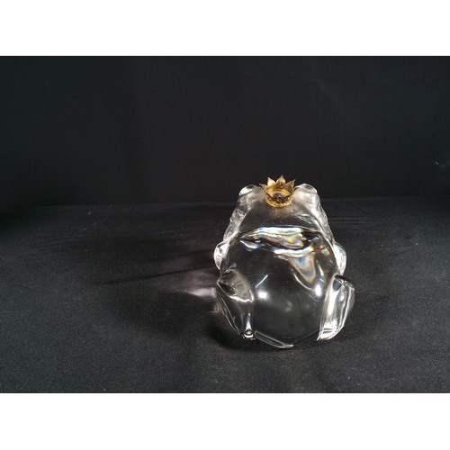 147 - Large glass frog with crown, marked 1988 FM, 10 x 13cms