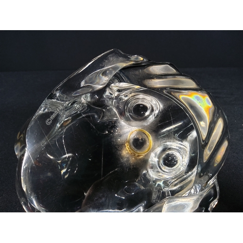 147 - Large glass frog with crown, marked 1988 FM, 10 x 13cms