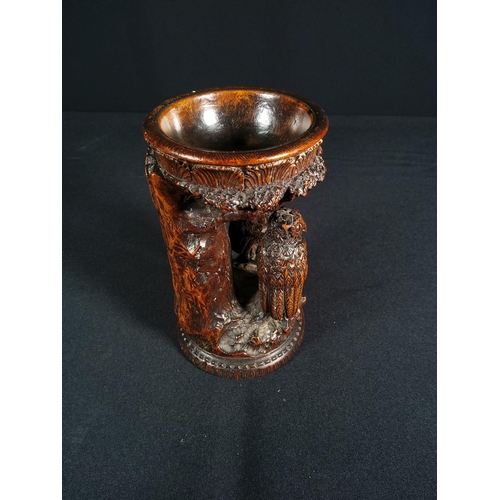 190 - Carved wooden centerpiece decorated with birds, 12cms in height