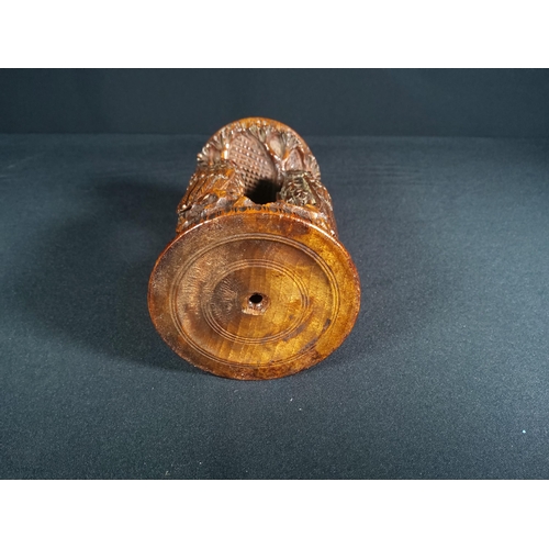 190 - Carved wooden centerpiece decorated with birds, 12cms in height