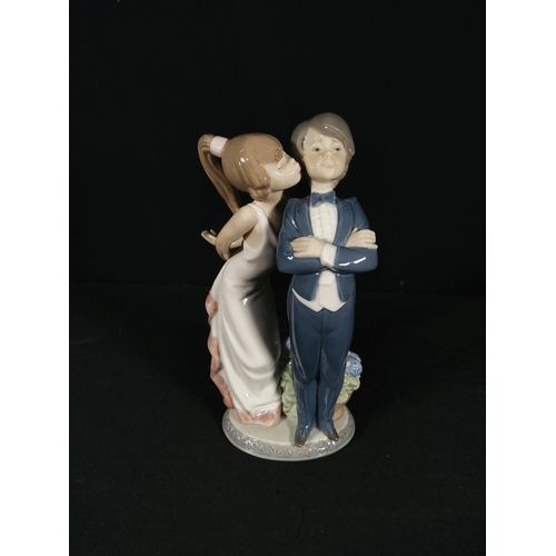 280 - 3 Lladro and 2 Nao porcelain figures