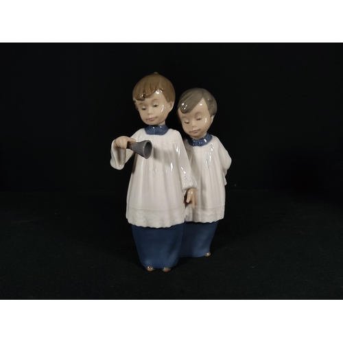 280 - 3 Lladro and 2 Nao porcelain figures