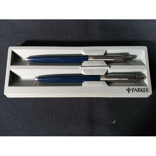 312 - 2 Boxed parker 25, pair of parker pens & 1other parker pen