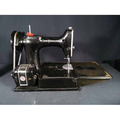 357 - Cased Vintage singer featherweight Sewing machine