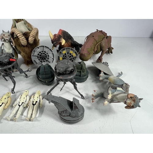 452 - Box of various Star wars creatures & equipment