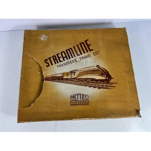 464 - Mettoy vintage tinplate streamline passenger train set