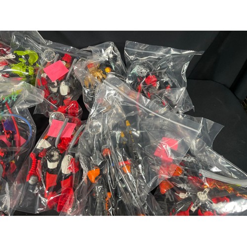 471 - 12 Built lego bionicles