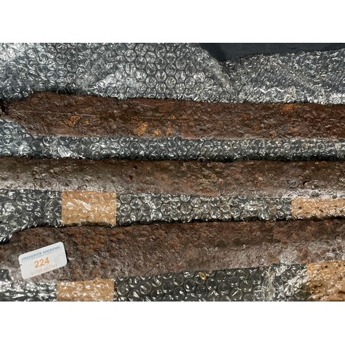 224 - 3 Antique sword blades (diddings)