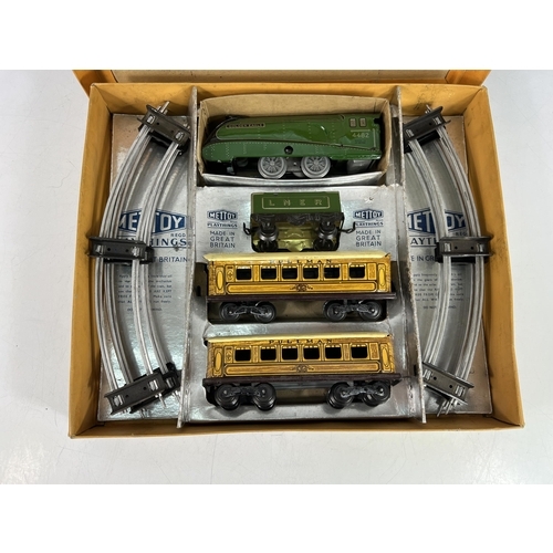 464 - Mettoy vintage tinplate streamline passenger train set