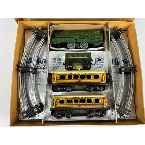 464 - Mettoy vintage tinplate streamline passenger train set