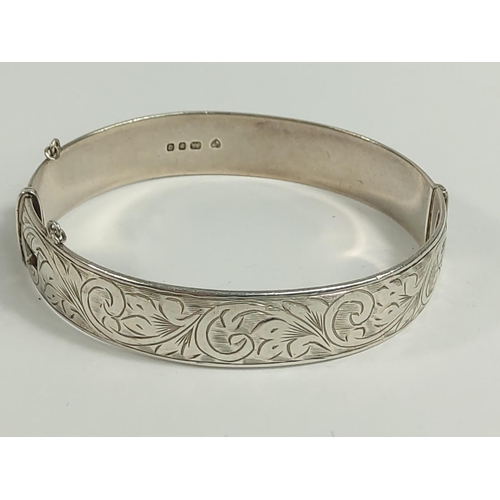 697 - Silver bangle, 36.9g