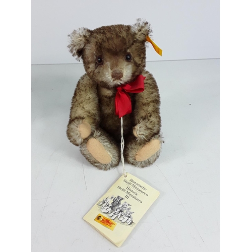 556 - Boxed collectable Steiff bear