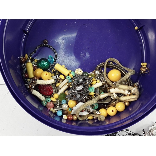 716 - Tub of various jewellery