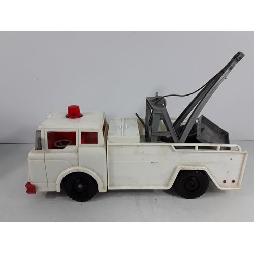 522 - Boxed Marx battery operated recovery truck and tin plate remote control car