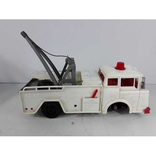 522 - Boxed Marx battery operated recovery truck and tin plate remote control car