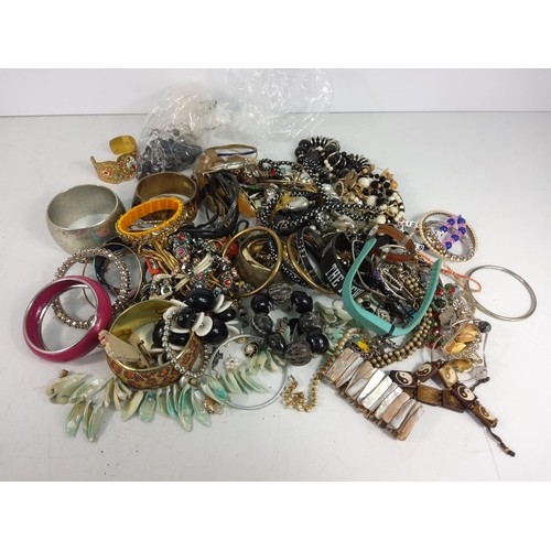 714 - Bag of costume jewellery