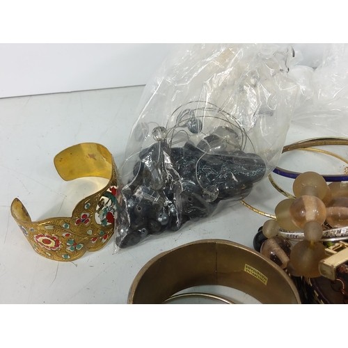 714 - Bag of costume jewellery