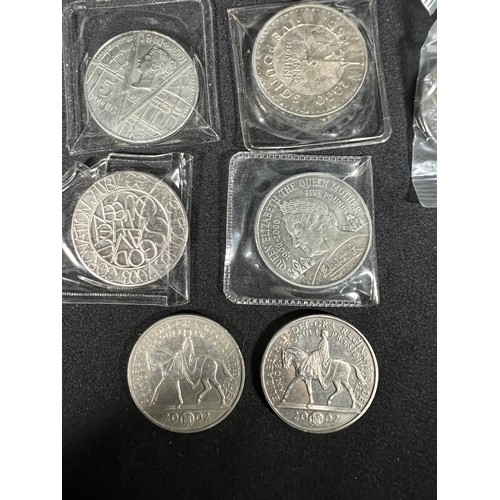 317 - 10 various £5 coins