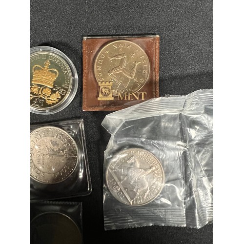 317 - 10 various £5 coins