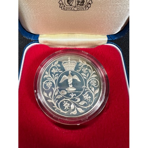 292 - Cased silver jubilee crown