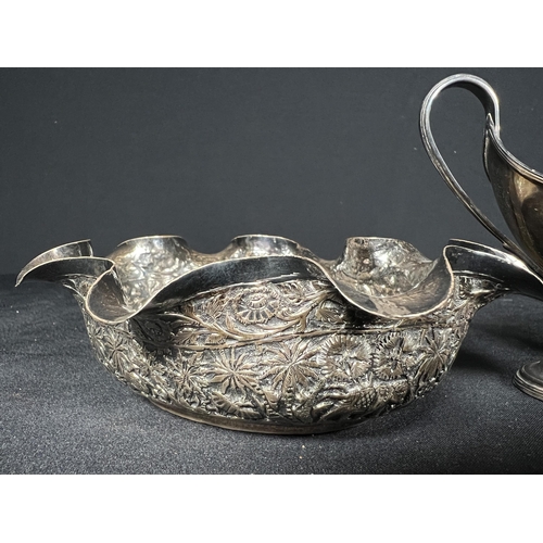 112 - Eastern silver dish (110g) and white metal dish