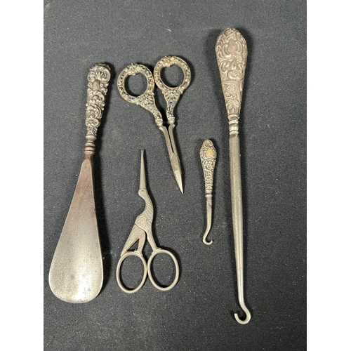 118 - Silver handled shoe horn, button hooks and 2 pairs of scissors