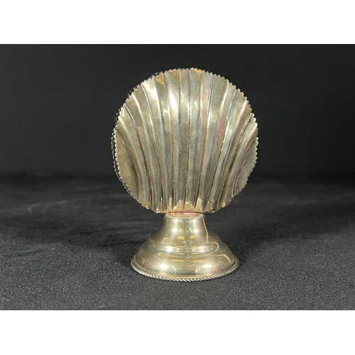 51 - Silver clam shell menu holder marked 900 -Gross 60g