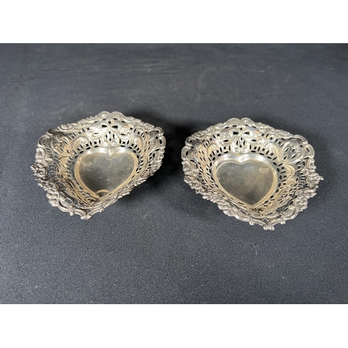 60 - 2 silver heart shaped pin dishes -Gross 64g, , 11cm x 10.5cm