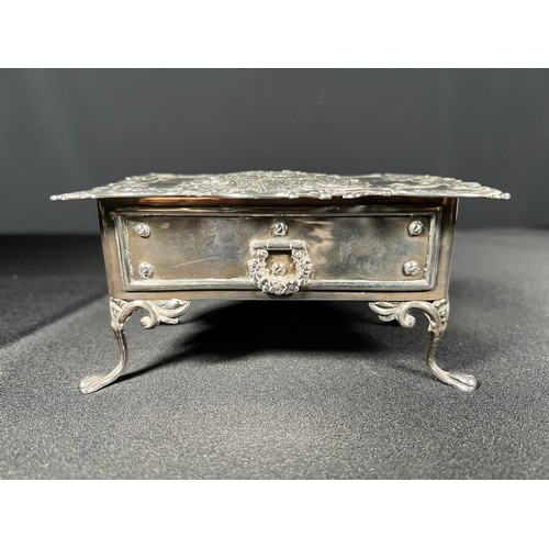 192 - Antique silver casket, terminated on 4 silver cabriole legs gross weight378.2g silver weight 228.2g ... 