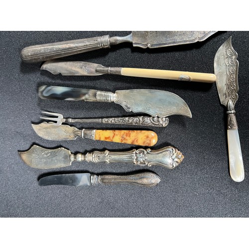 161 - Various silver handlled and silver bladed butter knives etc 186.7g