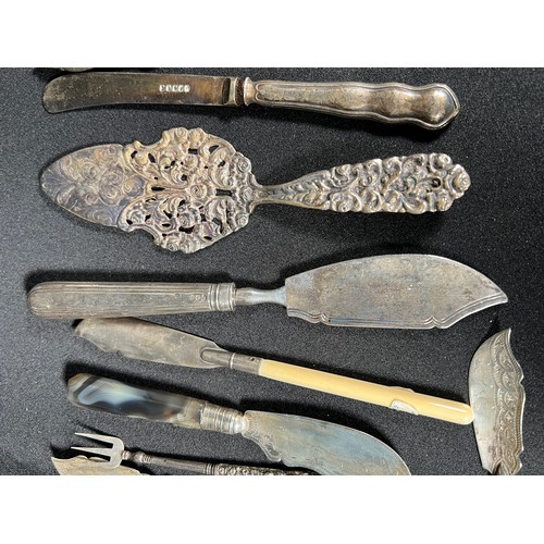 161 - Various silver handlled and silver bladed butter knives etc 186.7g