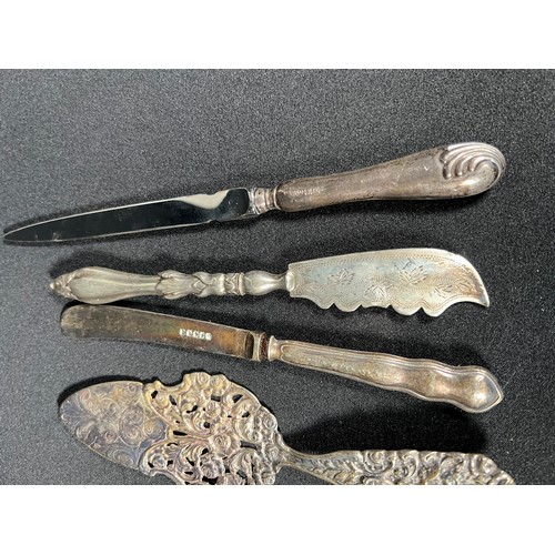 161 - Various silver handlled and silver bladed butter knives etc 186.7g