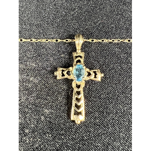 512 - 9ct gold stone set cross on chain, 1.2g gross, 46cm, cross: 2.5cm