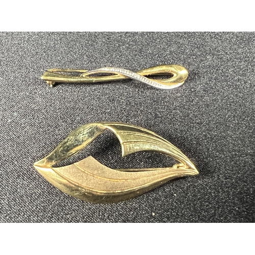 527 - 2 gold brooches marked 333 (8ct), 3g gross, both 4cm long