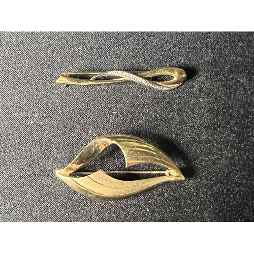 527 - 2 gold brooches marked 333 (8ct), 3g gross, both 4cm long