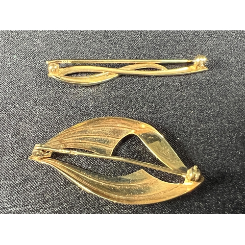 527 - 2 gold brooches marked 333 (8ct), 3g gross, both 4cm long