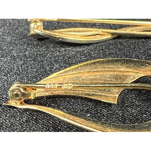 527 - 2 gold brooches marked 333 (8ct), 3g gross, both 4cm long