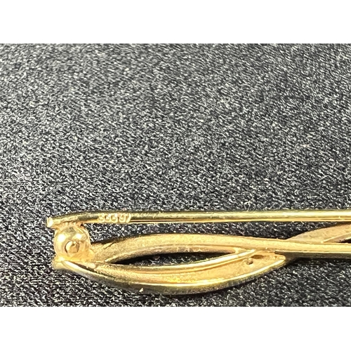 527 - 2 gold brooches marked 333 (8ct), 3g gross, both 4cm long