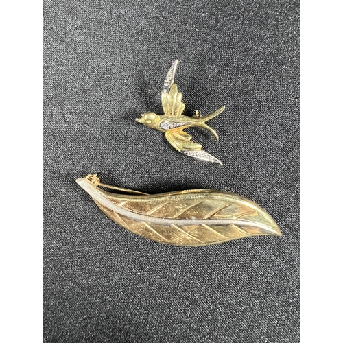 528 - 2 brooches both marked 333 (equivalent to 8ct), 4.3g gross, (leaf brooch: 5.5cm long) (bird brooch: ... 