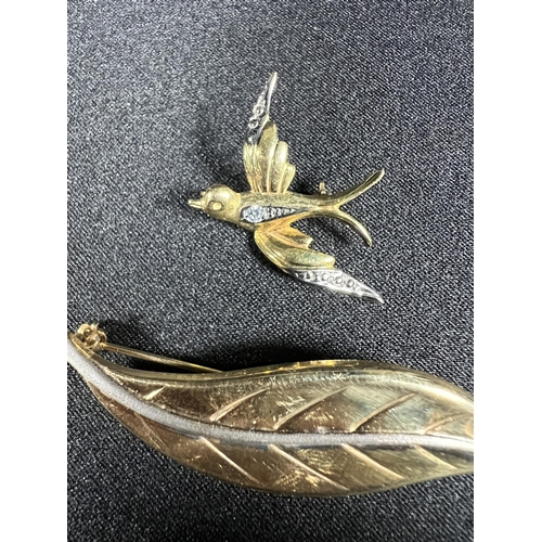528 - 2 brooches both marked 333 (equivalent to 8ct), 4.3g gross, (leaf brooch: 5.5cm long) (bird brooch: ... 