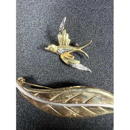 528 - 2 brooches both marked 333 (equivalent to 8ct), 4.3g gross, (leaf brooch: 5.5cm long) (bird brooch: ... 