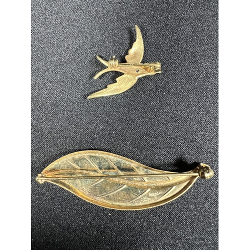 528 - 2 brooches both marked 333 (equivalent to 8ct), 4.3g gross, (leaf brooch: 5.5cm long) (bird brooch: ... 