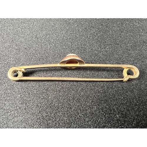 533 - 9ct gold cameo bar brooch, 5.5g gross, 7cm long