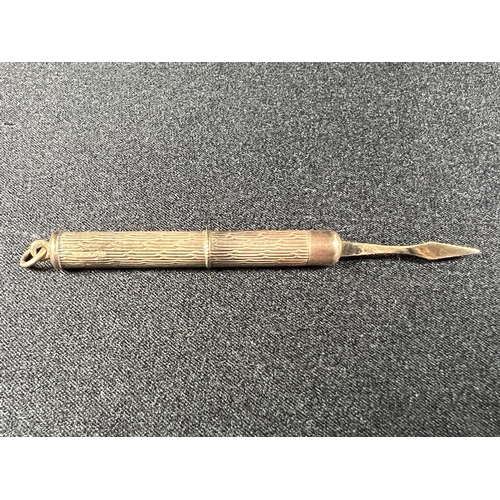 534 - 9ct gold propelling toothpick, 5.3g gross, 5cm long